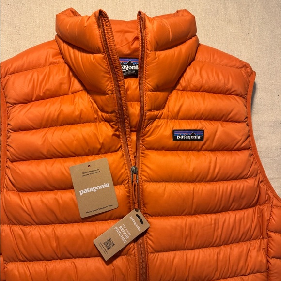 Patagonia Vibrant Orange Quilted Vest Sz L   NWOT - Picture 2 of 4